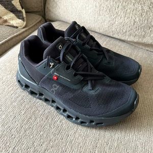 On Running Shoes | Cloudstratus Black Women’s Size: 6